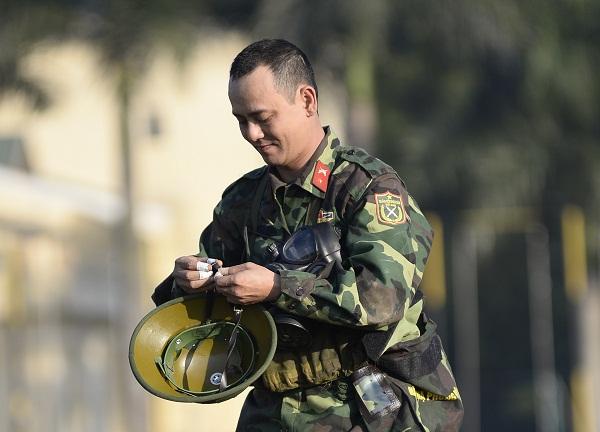 Đang giờ học trong quân ngũ, Tim lẩm bẩm hát Em gái mưa khiến người xem không nhịn nổi cười-4