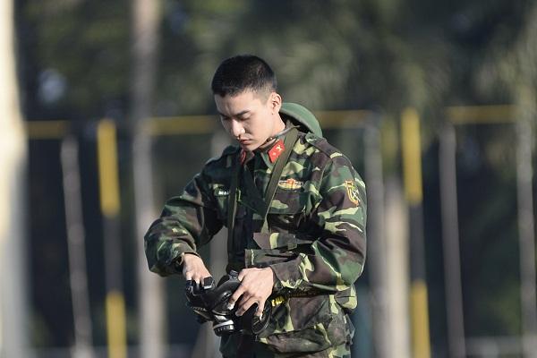 Đang giờ học trong quân ngũ, Tim lẩm bẩm hát Em gái mưa khiến người xem không nhịn nổi cười-5