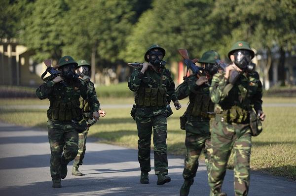 Đang giờ học trong quân ngũ, Tim lẩm bẩm hát Em gái mưa khiến người xem không nhịn nổi cười-6