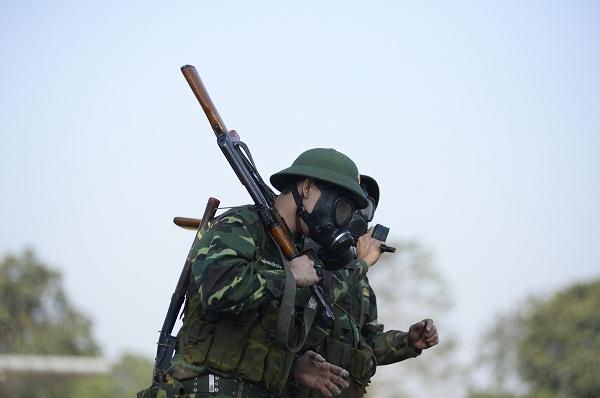 Đang giờ học trong quân ngũ, Tim lẩm bẩm hát Em gái mưa khiến người xem không nhịn nổi cười-7