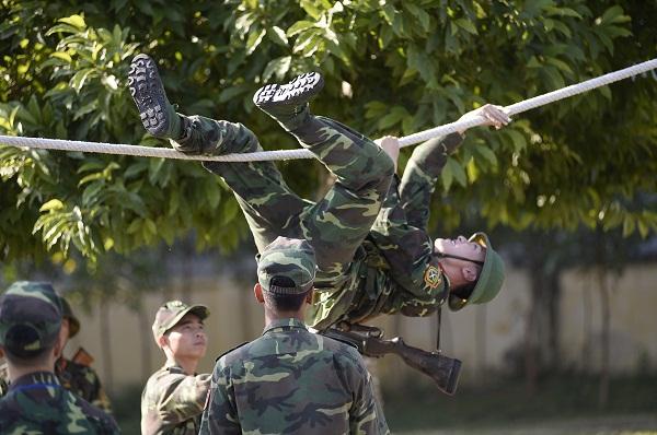 Đang giờ học trong quân ngũ, Tim lẩm bẩm hát Em gái mưa khiến người xem không nhịn nổi cười-8