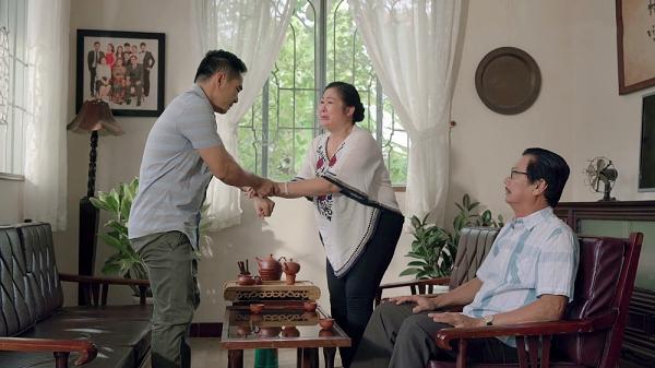 Gạo nếp gạo tẻ tập 73: Bà Mai khóc hết nước mắt tha thiết cầu xin Kiệt đừng ly hôn Hân-4