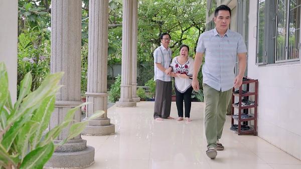 Gạo nếp gạo tẻ tập 73: Bà Mai khóc hết nước mắt tha thiết cầu xin Kiệt đừng ly hôn Hân-6