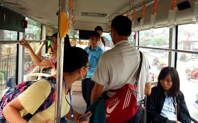 Cặp đôi vô tư diễn cảnh nóng trên xe buýt khiến phụ xe bức xúc-1