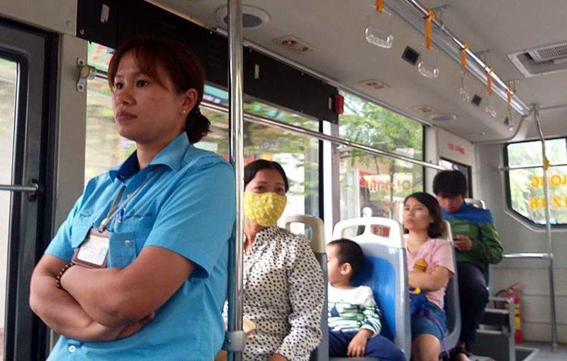 Cặp đôi vô tư diễn cảnh nóng trên xe buýt khiến phụ xe bức xúc-2