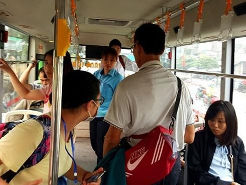 Cặp đôi vô tư diễn 'cảnh nóng' trên xe buýt khiến phụ xe bức xúc