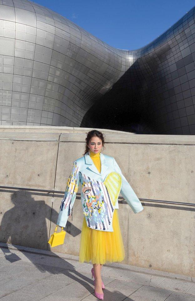 Gil Lê - Phí Phương Anh khoe streetwear cực chất ở SFW - Thúy Vi vẫn trung thành với style phô da thịt-5