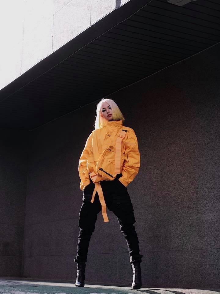 Gil Lê - Phí Phương Anh khoe streetwear cực chất ở SFW - Thúy Vi vẫn trung thành với style phô da thịt-3