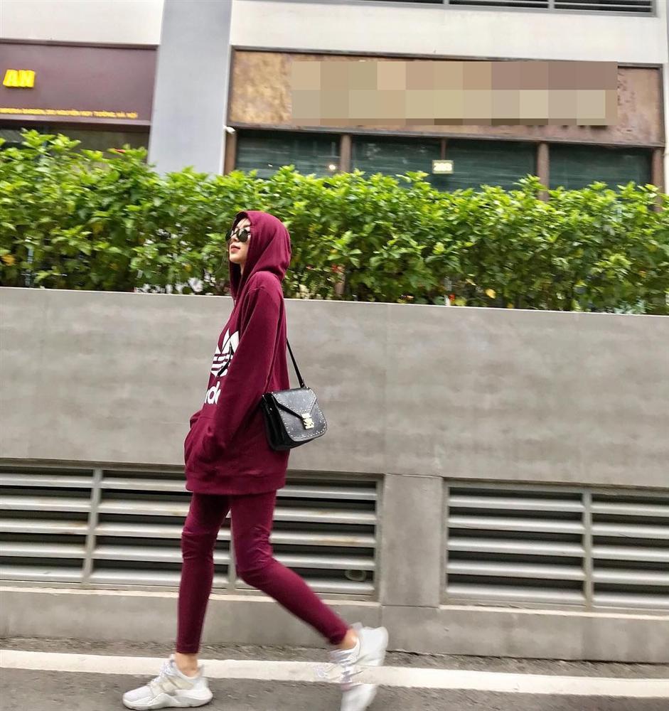 Gil Lê - Phí Phương Anh khoe streetwear cực chất ở SFW - Thúy Vi vẫn trung thành với style phô da thịt-9