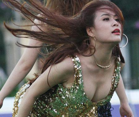 Trước khi mặc váy xuyên thấu náo loạn thảm đỏ, Hoàng Thùy Linh từng nhiều lần gây shock hơn thế-8