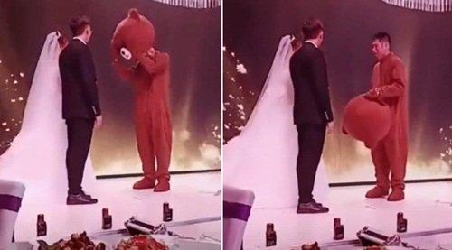 Chết lặng nhìn cô dâu của mình ôm người yêu cũ ngay trên sân khấu hôn lễ, chú rể nhanh chóng lấy lại bình tĩnh, xử lý êm đẹp-1