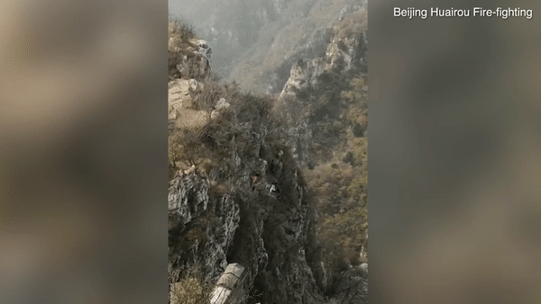 Thót tim trước khoảnh khắc du khách rơi khỏi vách đá thẳng đứng ở Vạn Lý Trường Thành-1