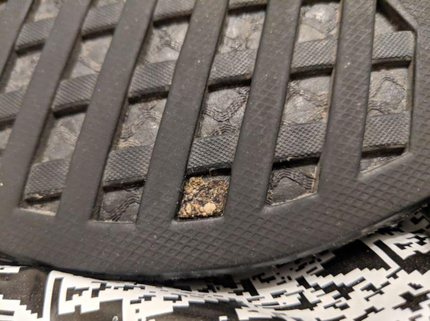 CẢNH BÁO MUA HÀNG ONLINE: Mua đồ hiệu mà nhận về đôi giày cũ mèm và một chiếc tất thối hoắc-4