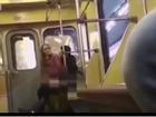 Đôi nam nữ gây shock với cảnh giường chiếu phản cảm ngay trên tàu điện dù biết có người đang quay clip