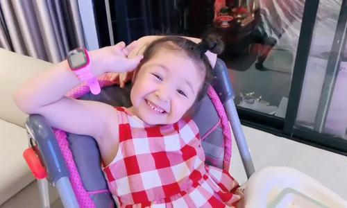 4 tuổi đã tự ăn cơm rất nhanh và giỏi, con gái của Elly Trần khiến nhiều mẹ bỉm sữa phải ghen tị-1