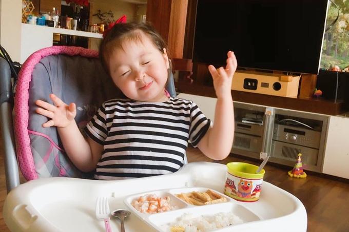 4 tuổi đã tự ăn cơm rất nhanh và giỏi, con gái của Elly Trần khiến nhiều mẹ bỉm sữa phải ghen tị-2
