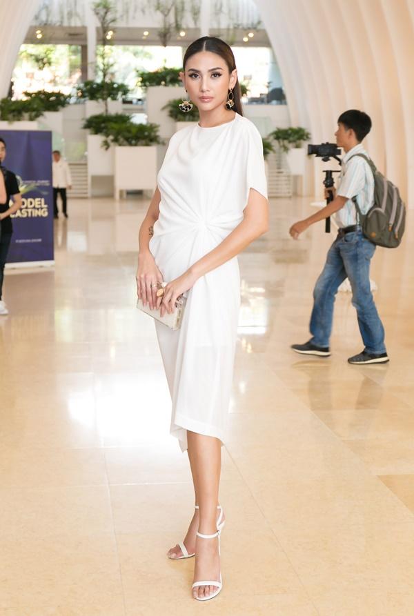 Võ Hoàng Yến gây sốt với màn thị phạm thần sầu khi tuyển chọn chân dài-2