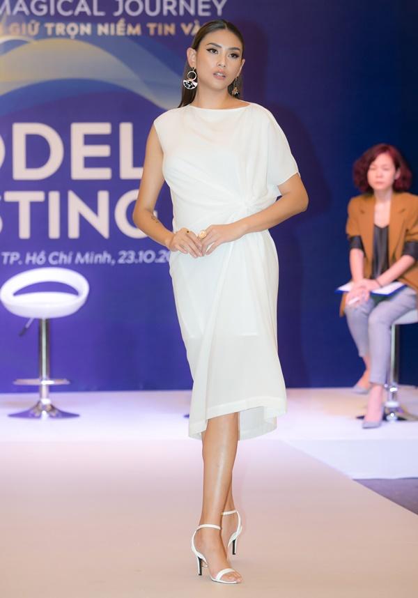 Võ Hoàng Yến gây sốt với màn thị phạm thần sầu khi tuyển chọn chân dài-3