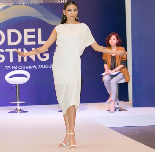 Võ Hoàng Yến gây sốt với màn thị phạm thần sầu khi tuyển chọn chân dài-4