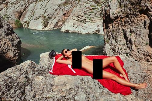 Người mẫu từng bị bắt vì làm bậy bên kim tự tháp lại náo loạn Thổ Nhĩ Kỳ-2