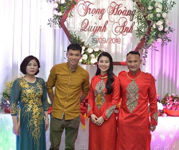 Những cô vợ xinh đẹp, giỏi giang của cầu thủ bóng đá Việt Nam-1