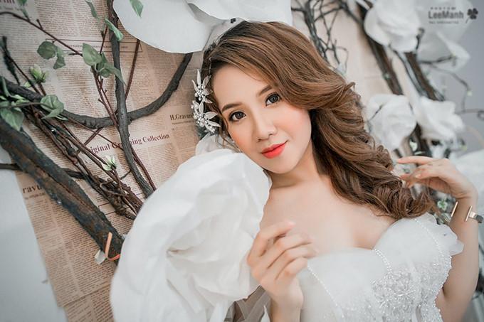 Những cô vợ xinh đẹp, giỏi giang của cầu thủ bóng đá Việt Nam-8