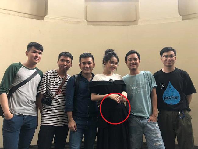 Dù đã diện váy đen kín mít, Nhã Phương vẫn để lộ vòng 2 đang ngày càng nhô cao-3