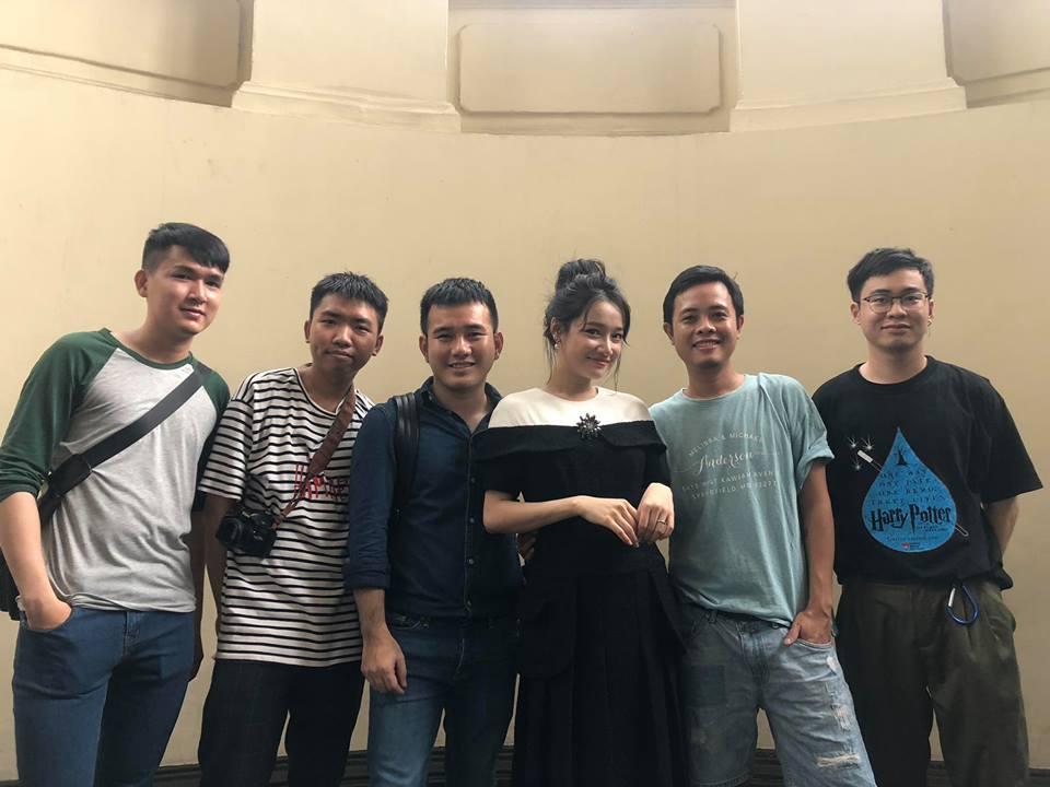 Dù đã diện váy đen kín mít, Nhã Phương vẫn để lộ vòng 2 đang ngày càng nhô cao-2