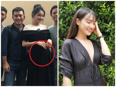 Dù đã diện váy đen kín mít, Nhã Phương vẫn để lộ vòng 2 đang ngày càng nhô cao