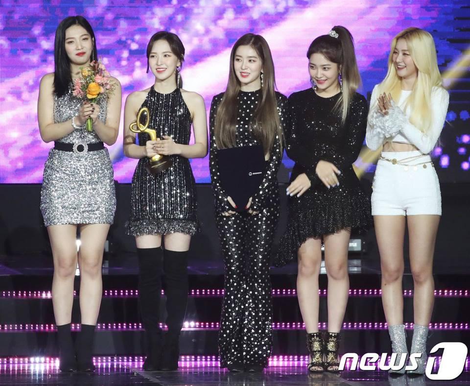 Tình đầu quốc dân Son Ye Jin khoe lưng trần quyến rũ trên thảm đỏ-7