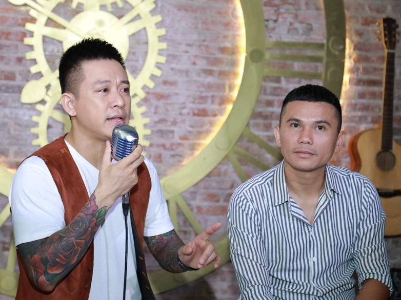 Người xem liveshow Tuấn Hưng đông như hội, nam chính đang hát phải dừng lại ngăn khán giả đánh nhau-2