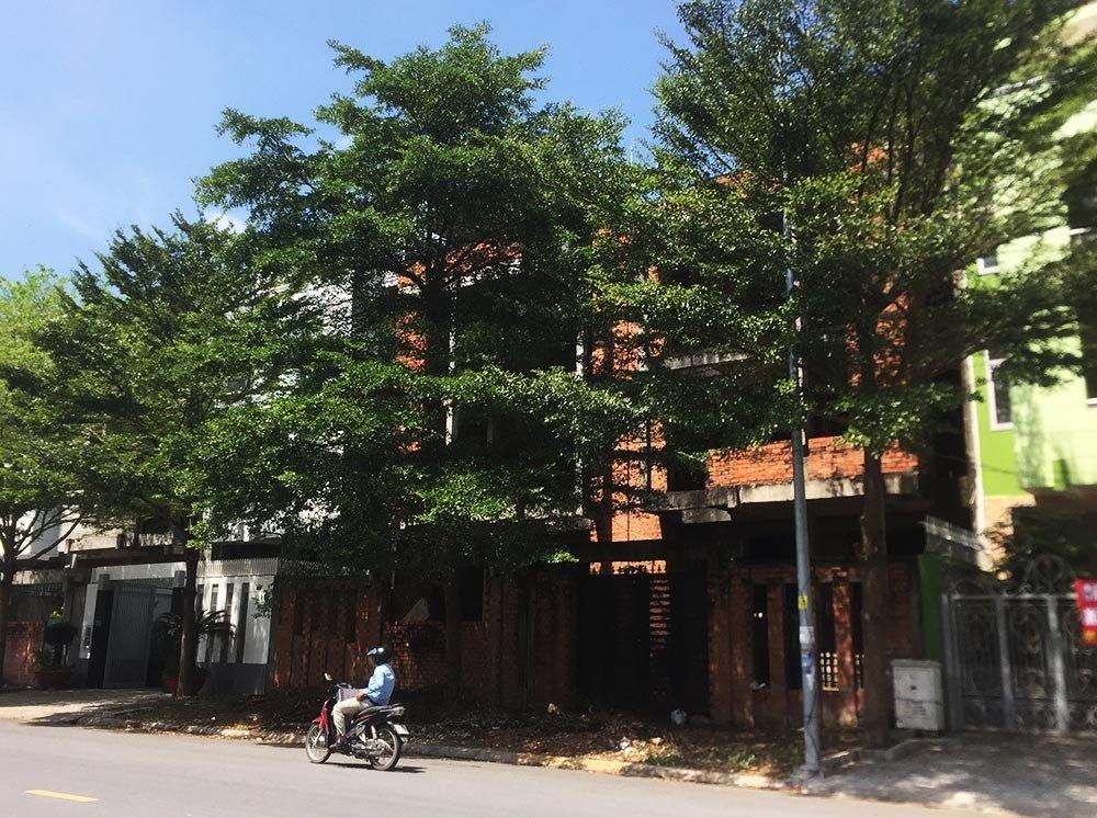 Biệt thự tiền tỷ bịt kín mọi lối vào, hoang lạnh giữa Sài Gòn-1