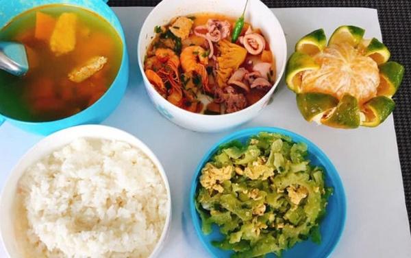 Vợ mệt, chồng nhà người ta đội mưa đi chợ sáng, nấu bữa cơm chẳng cao sang mà chị em xuýt xoa khen nức nở-1