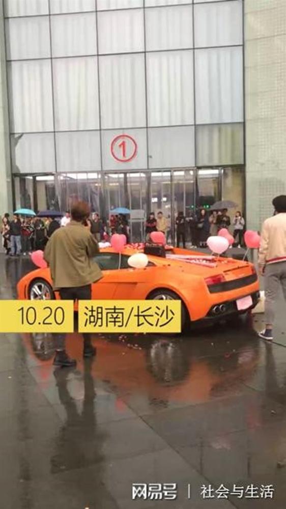 Mang siêu xe đi cầu hôn, thiếu gia nhà giàu vẫn bị từ chối phũ phàng-1