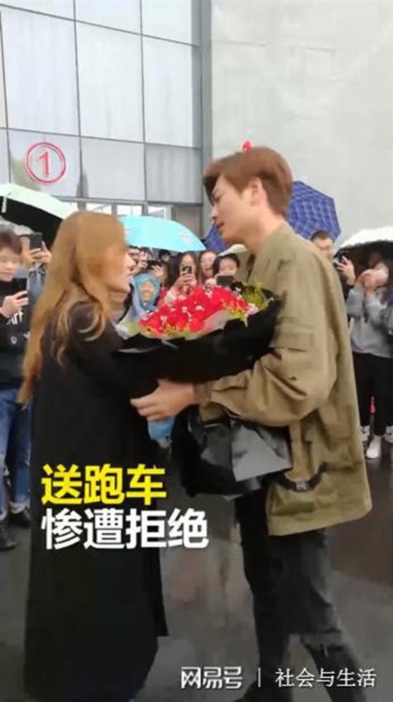 Mang siêu xe đi cầu hôn, thiếu gia nhà giàu vẫn bị từ chối phũ phàng-2