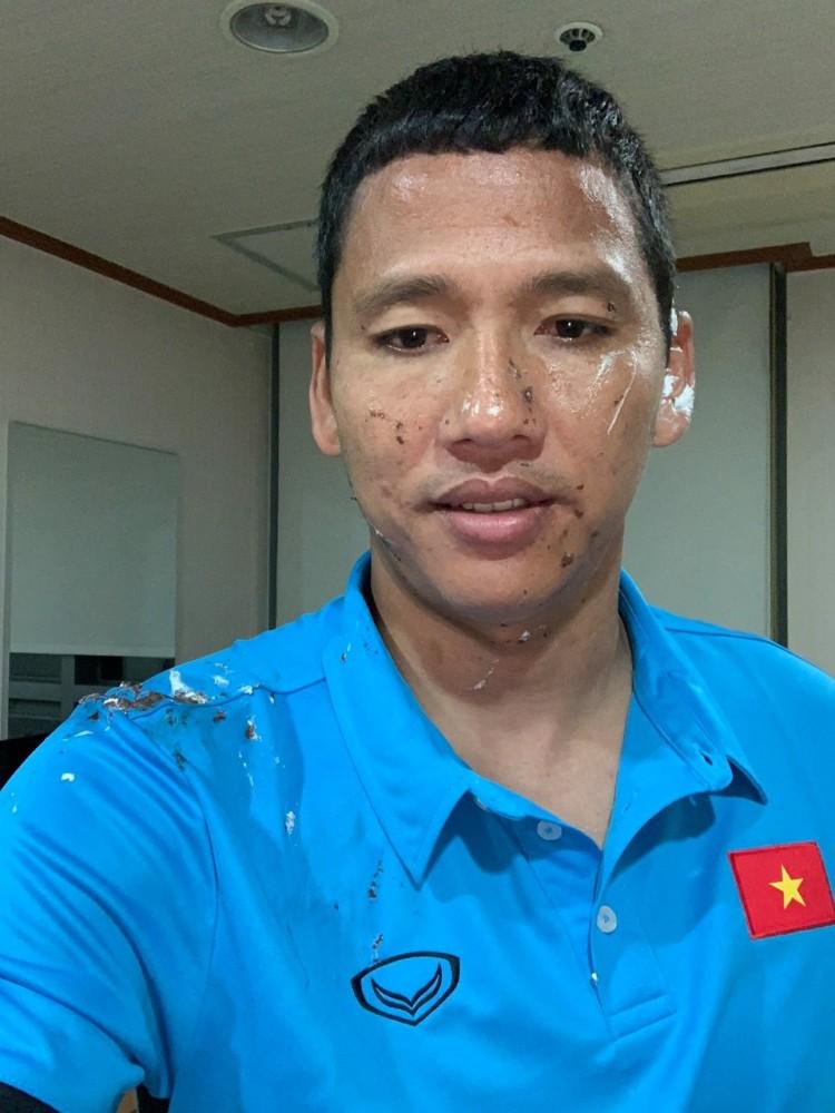 Đoán xem ai là thủ phạm khiến khuôn mặt lão tướng của đội tuyển Việt Nam ngập trong vị ngọt của bánh sinh nhật?-4