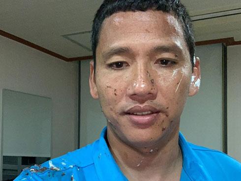 Đoán xem ai là 'thủ phạm' khiến khuôn mặt 'lão tướng' của đội tuyển Việt Nam ngập trong vị ngọt của bánh sinh nhật?