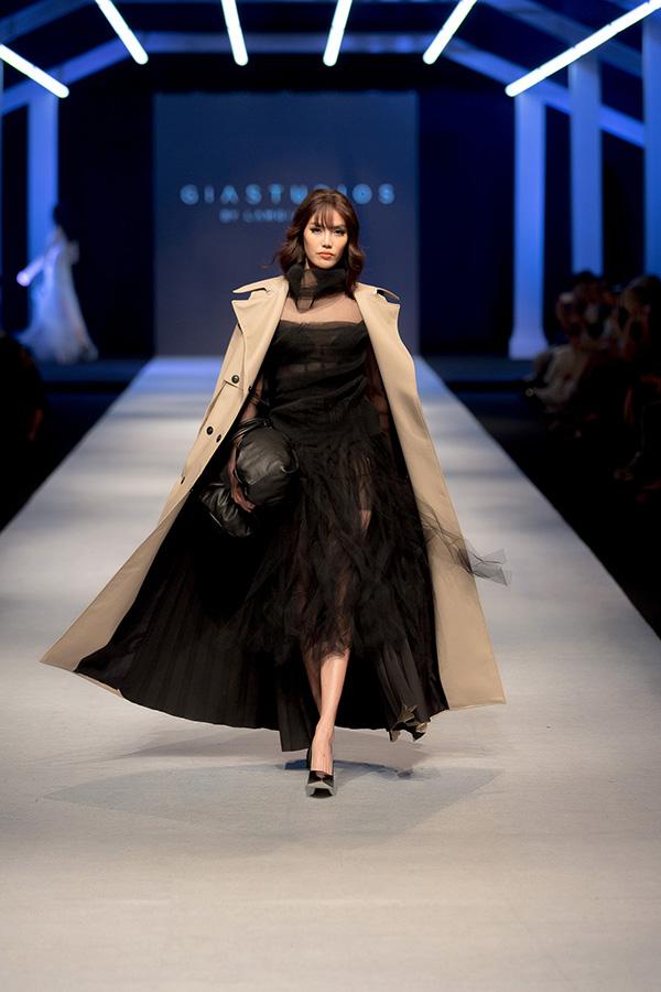 Khai mạc VIFW: Võ Hoàng Yến - Nam Trung làm nóng sàn runway - Lan Khuê tái xuất lần đầu sau kết hôn-2