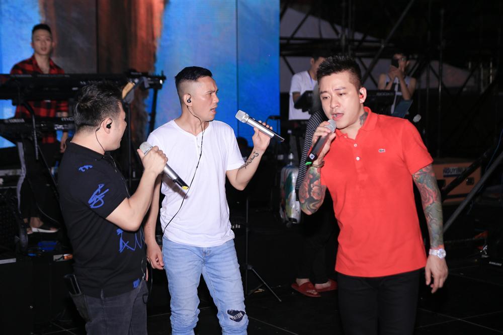 Khán giả đứng chật kín 2 bên đường chỉ để xem Quả Dưa Hấu tập hát-3