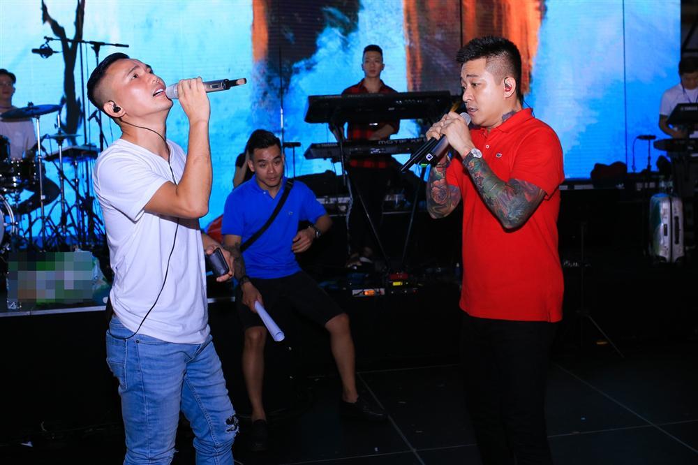 Khán giả đứng chật kín 2 bên đường chỉ để xem Quả Dưa Hấu tập hát-6