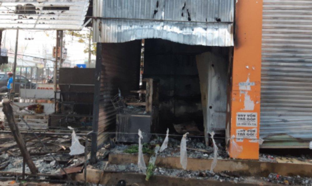 Cháy cửa hàng hoa 2 người chết: Nạn nhân khai người tình đổ xăng đốt-2