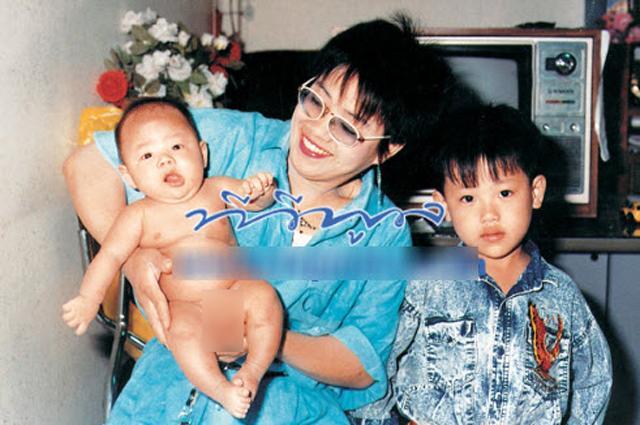 Nhan sắc gây thất vọng sau khi dao kéo, có ai ngờ ảnh thời trẻ của nữ đại gia U60 yêu 28 lần/ngày lại dễ mến đến thế-4