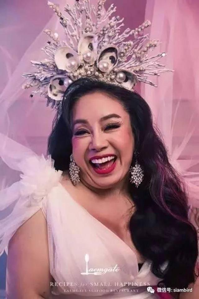 Nhan sắc gây thất vọng sau khi dao kéo, có ai ngờ ảnh thời trẻ của nữ đại gia U60 yêu 28 lần/ngày lại dễ mến đến thế-5