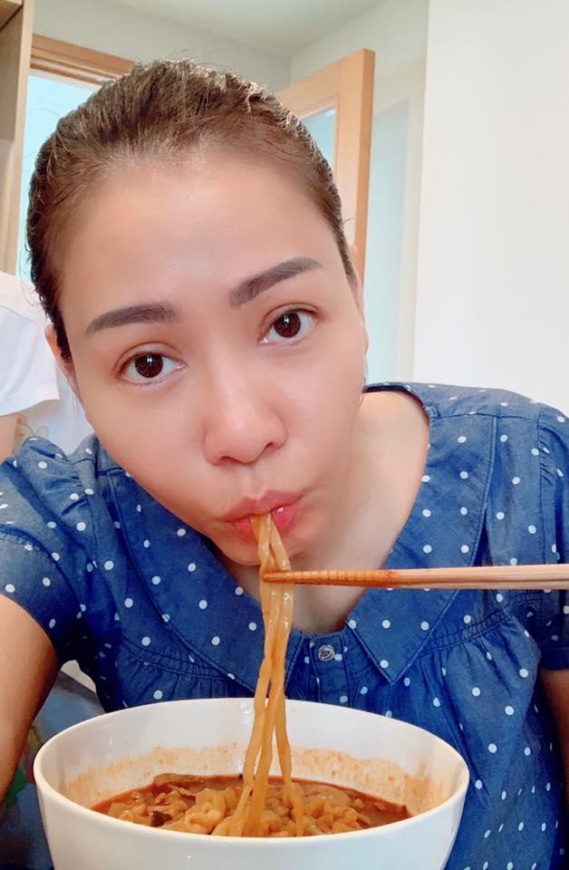 Thu Minh khoe khoảnh khắc tều môi vì ăn mỳ cay-1