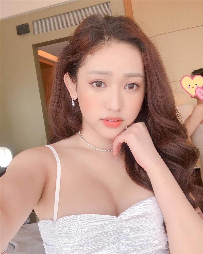 Mới đôi mươi, Thúy Vi trung thành với phong cách già chát như U30 từ street style đến thảm đỏ-4