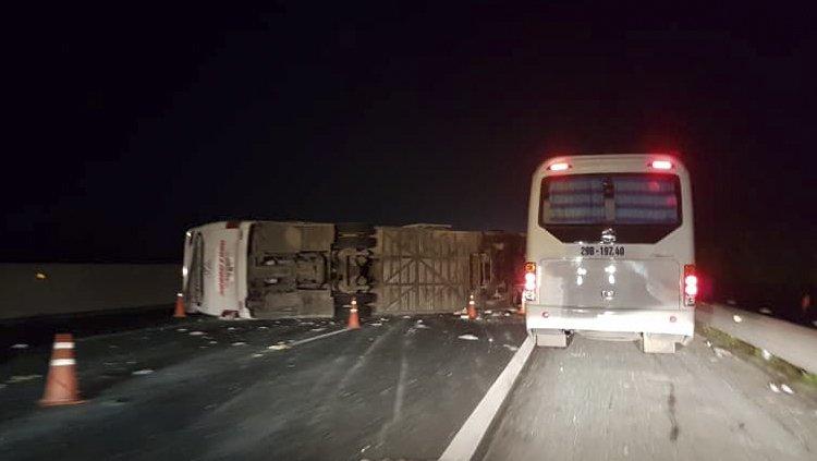 Xe khách chổng vó trên cao tốc Hà Nội - Hải Phòng, nhiều người nhập viện-1