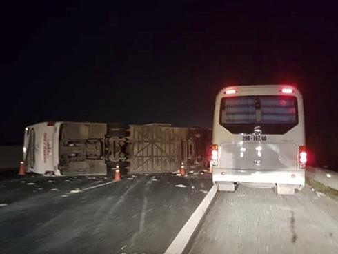 Xe khách 'chổng vó' trên cao tốc Hà Nội - Hải Phòng, nhiều người nhập viện