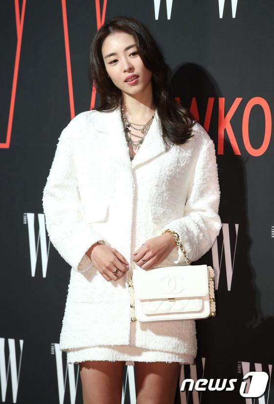 Minh tinh Kim Hee Sun mặc khó hiểu trong sự kiện toàn sao hạng A-2