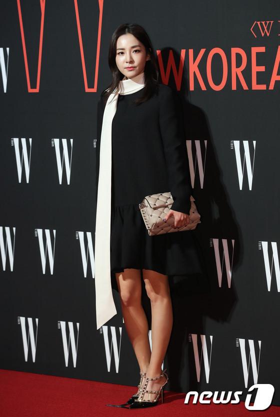 Minh tinh Kim Hee Sun mặc khó hiểu trong sự kiện toàn sao hạng A-6