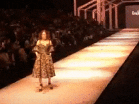 Bế mạc VIFW: BB Trần hóa thành nàng quạ đen, catwalk không thua mẫu chuyên nghiệp-6